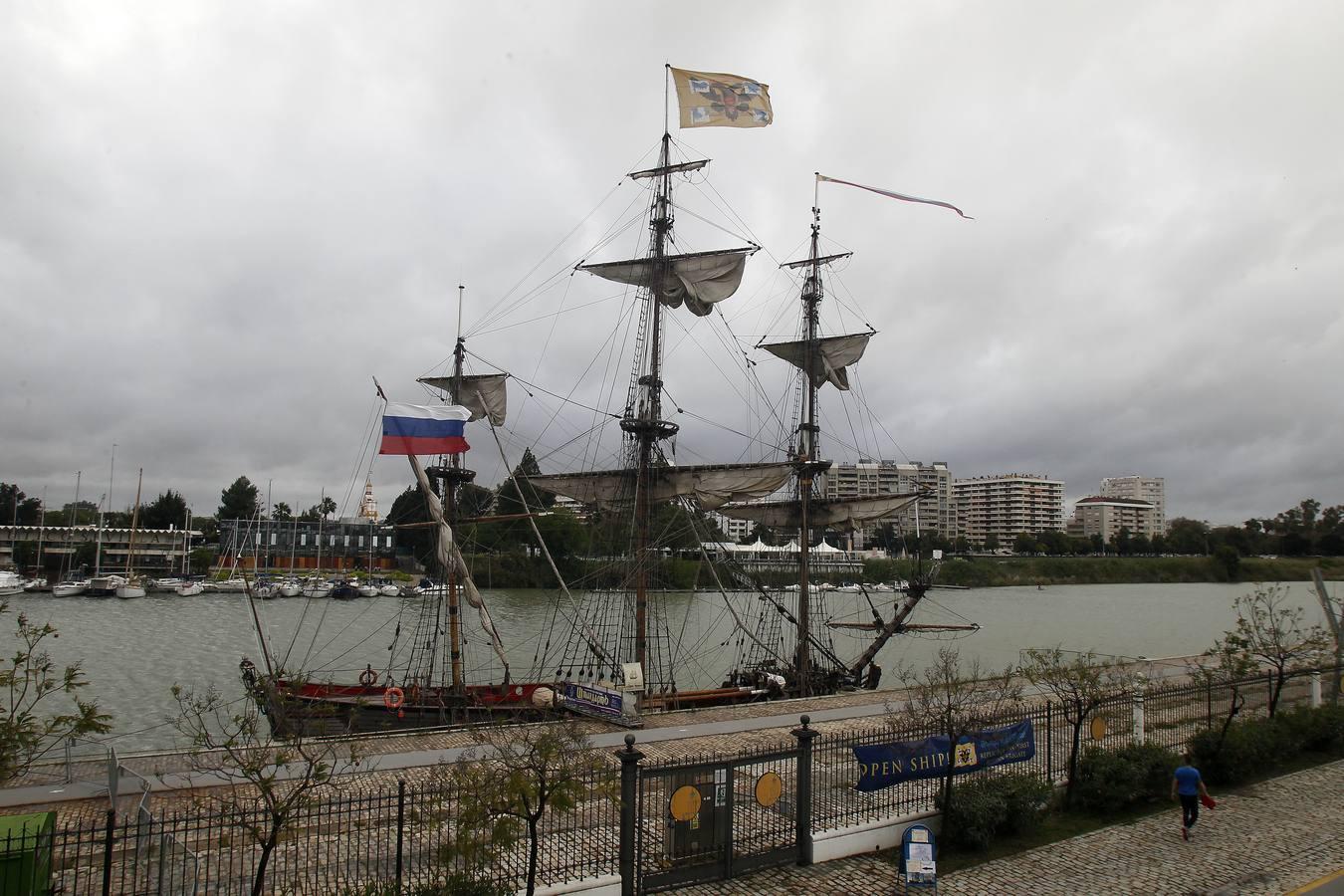 La fragata rusa «Shtandart» atraca por primera vez en Sevilla